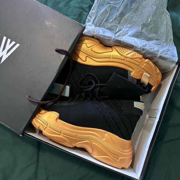 Alexander Wang Stylish Sneakers - Picture 2 of 4